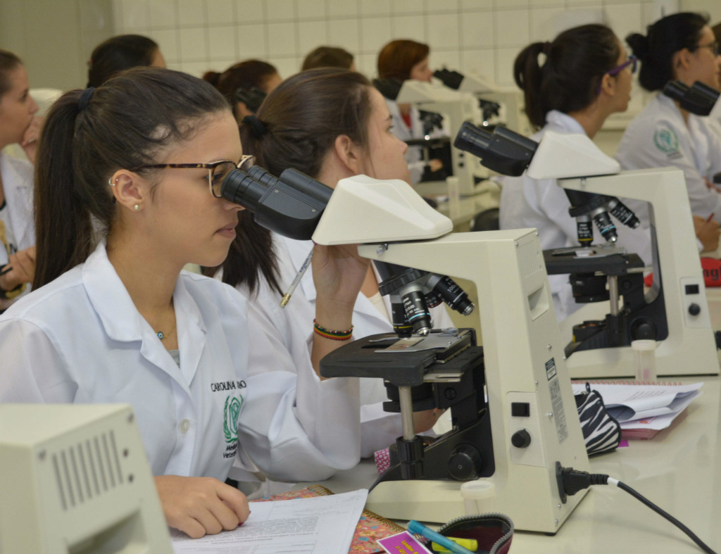 Alunos Da 1ª Turma De Medicina Veterinária Da Unifev Iniciam Aulas Práticas Nos Laboratórios 9701