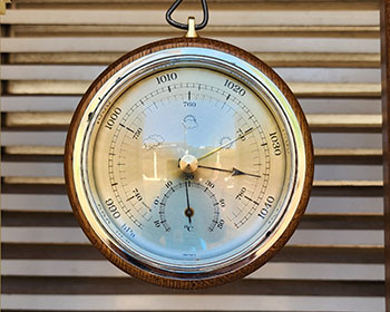 Barômetro analógico
